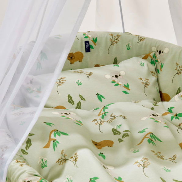 babyonlineshop Alvi Birthe Stubenwagen weiß Komplettset BIO Matratze Himmelstange und Garnitur Koalas World Black Friday