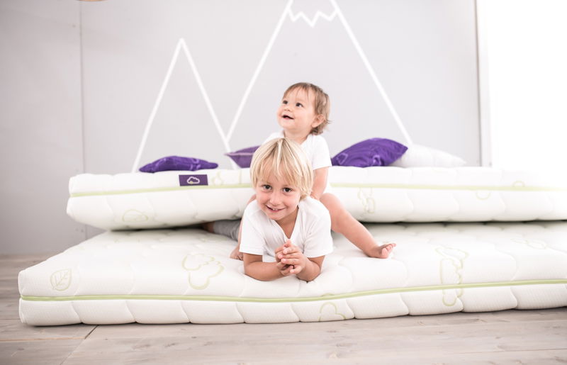 babyonlineshop Träumeland Universum Matratze 140 x 200 cm Neuheiten