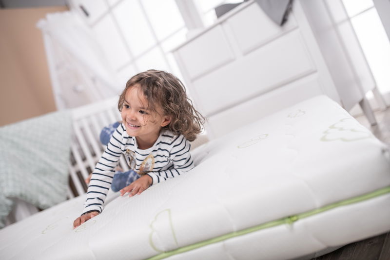 babyonlineshop Träumeland Universum Matratze 120 x 200 cm Saisonale Angebote