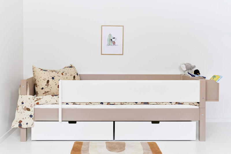 babyonlineshop Manis-h Einzelbett MIMER 90x200 cm Pfosten Buche Absturzsicherung & Schubkästen - 22 Farben wählbar Begrenztes Angebot
